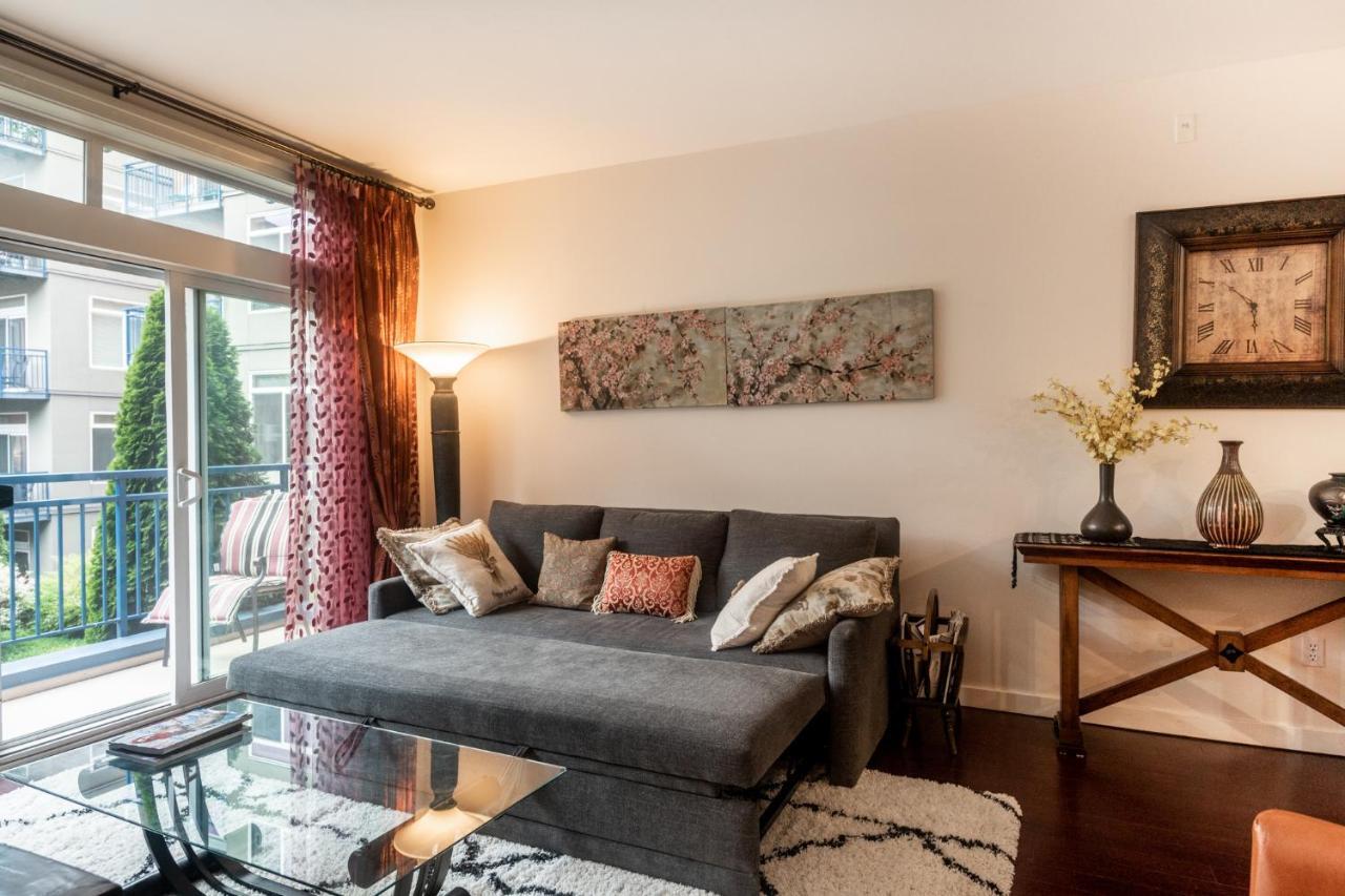 Cozy Nearby Attractions Center Apartment