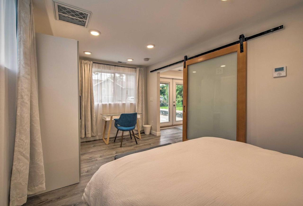 Holiday home Sleek Modern With Patio, 8 Mi To Dtwn Seattle!