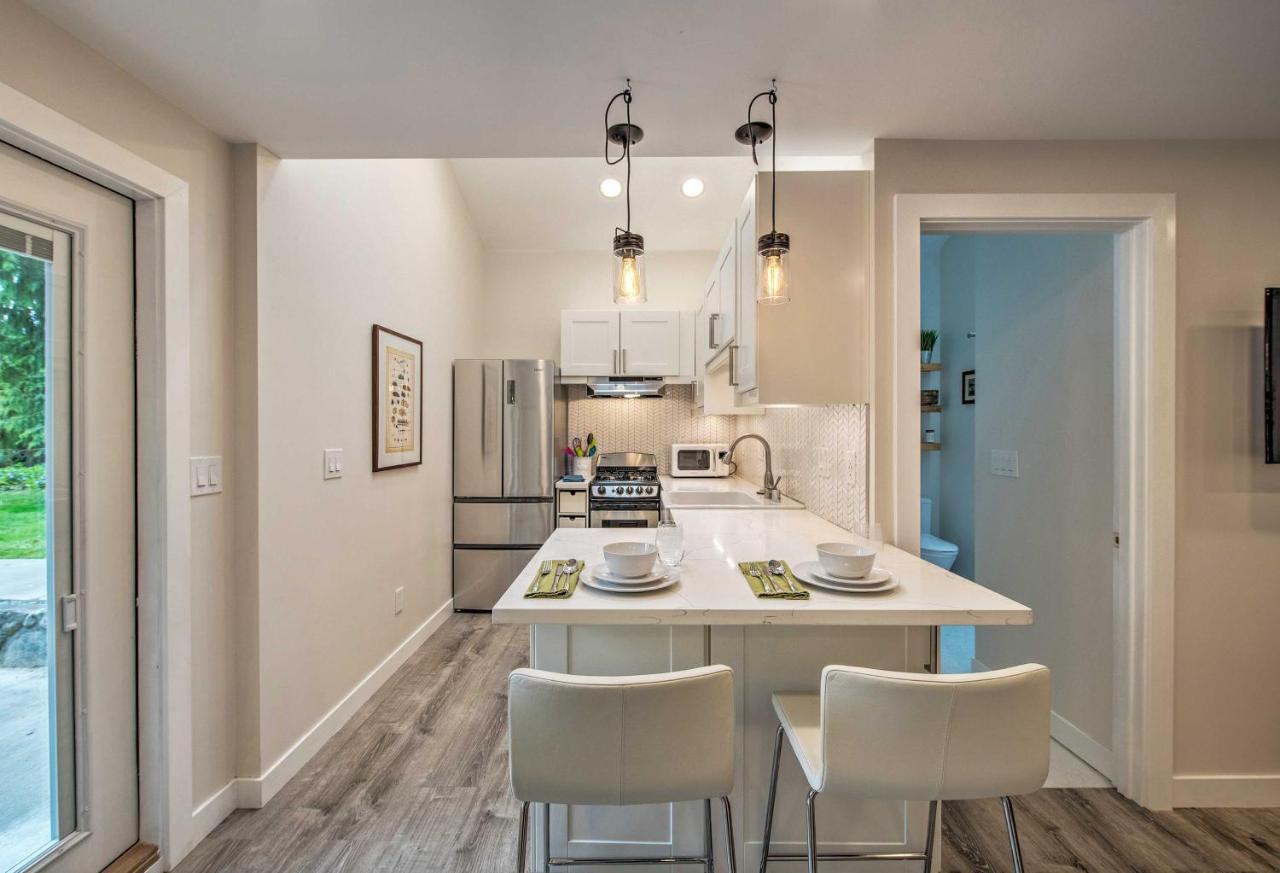 Holiday home Sleek Modern With Patio, 8 Mi To Dtwn Seattle! *